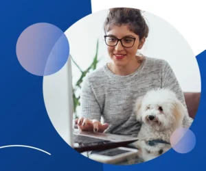 Grafika przedstawia kobietę pracującą przy laptopie. Obok niej siedzi biały, mały pies.